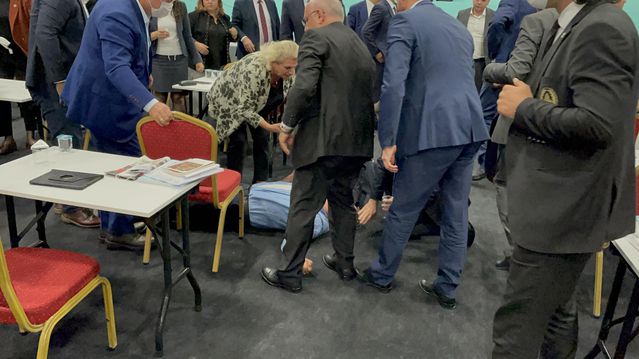 İBB Meclisi'nde fenalaşan CHP'li üye Ali Haydar Kahraman hastaneye kaldırıldı