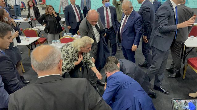 İBB Meclisi'nde fenalaşan CHP'li üye Ali Haydar Kahraman hastaneye kaldırıldı