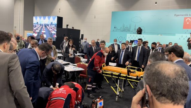 İBB Meclisi'nde fenalaşan CHP'li üye Ali Haydar Kahraman hastaneye kaldırıldı