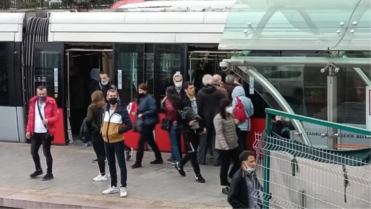 İSTANBUL\'DA TOPLU TAŞIMADA VE TRAFİKTE YOĞUNLUK