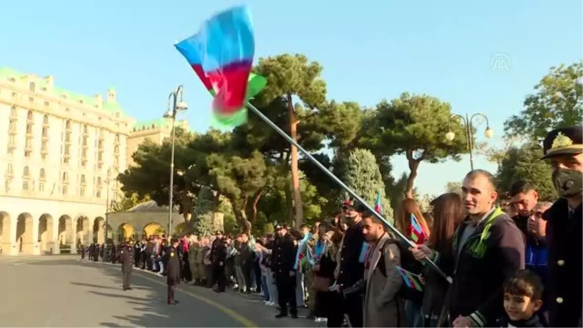 Karabağ zaferinin 1. yılında binlerce kişi Bakü\'de yürüdü