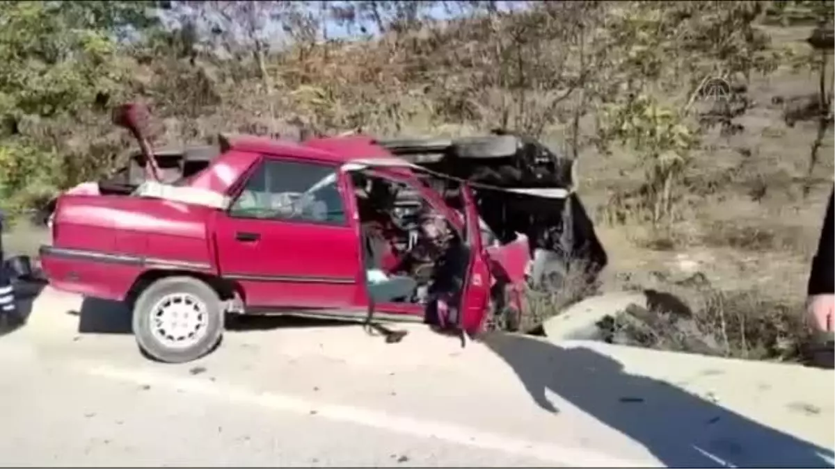 Son dakika... Kargo aracı ile çarpışan otomobilin sürücüsü ve eşi öldü