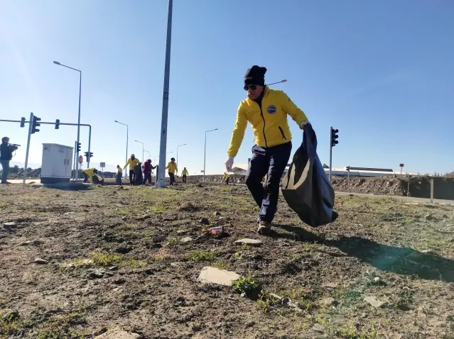 Karslı dağcılar çevre temizliğine dikkati çekmek için çöp topladı