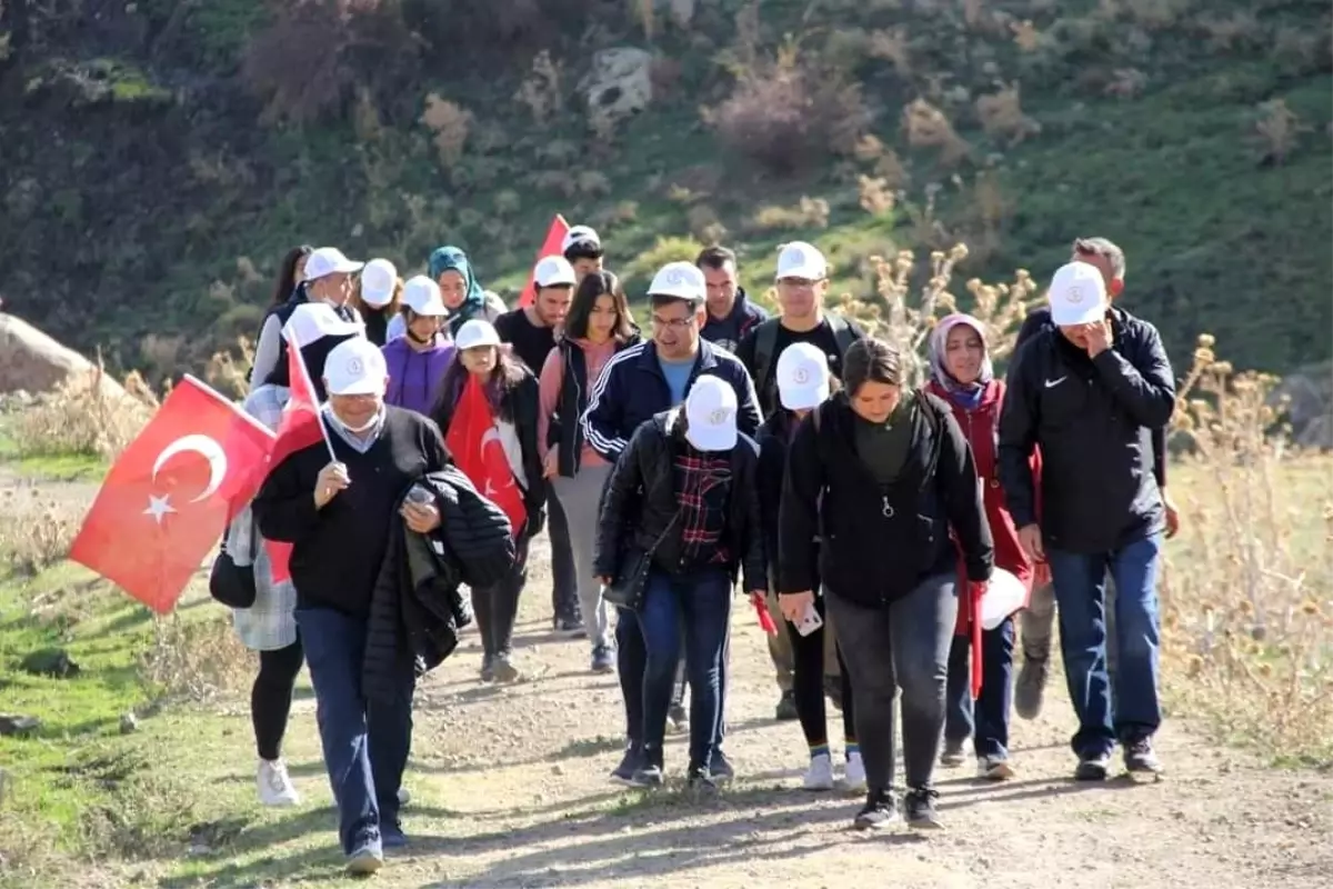 Kaymakam Düzgün ve öğrencilerden doğa yürüyüşü