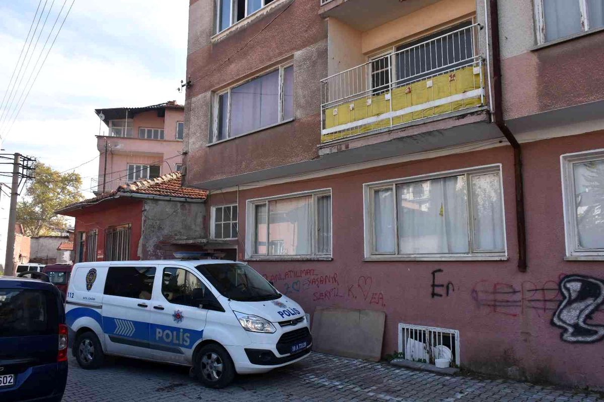 Metruk binada çıkan yangın söndürüldü