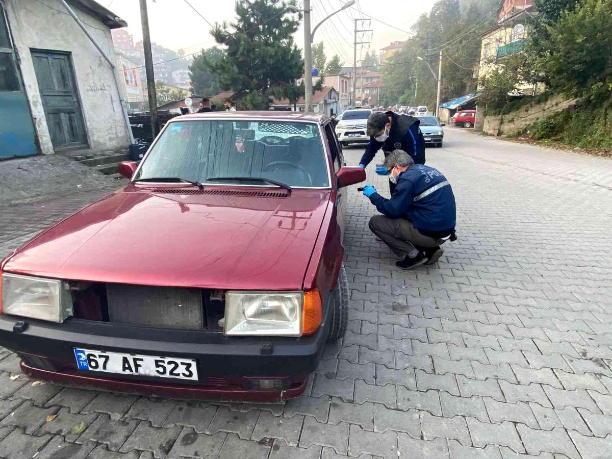 Müşterisinin aracına bıçakla saldırdı