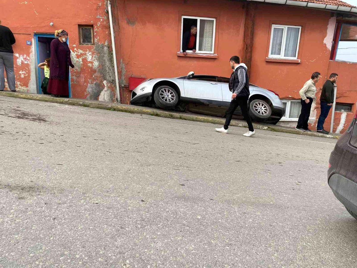 Otomobil yol ile evin arasına düştü