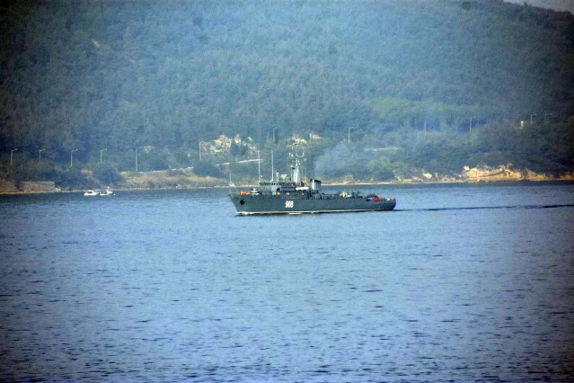 Rus savaş gemileri Çanakkale Boğazı'ndan geçti