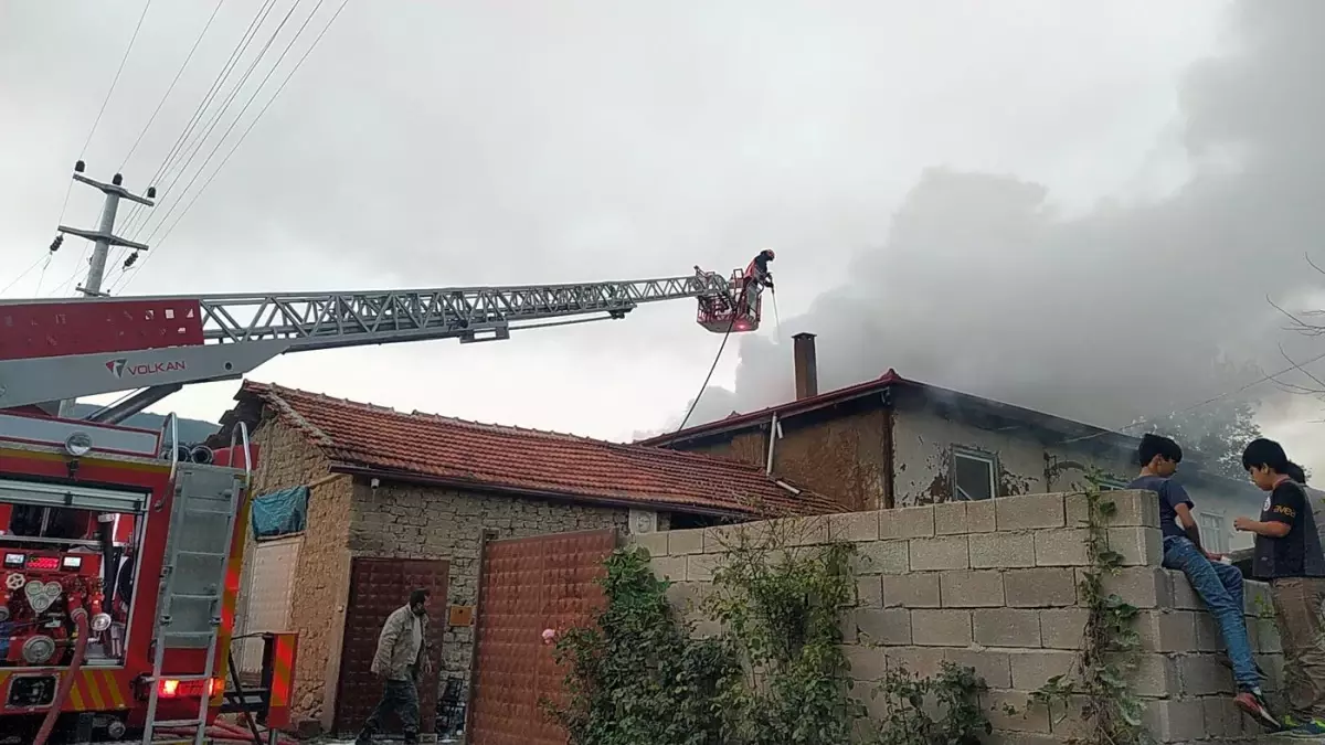 Sakarya\'da yangına müdahale eden itfaiye eri çatıdan düşerek yaralandı