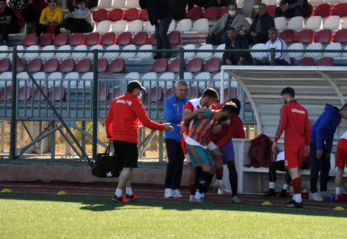 Sakatlık geçiren rakip takım oyuncusunu sırtında taşıdı