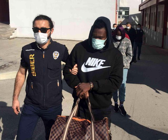 Siyahiler futbolcuyuz yalanıyla dolandırmış