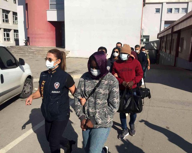 Siyahiler futbolcuyuz yalanıyla dolandırmış