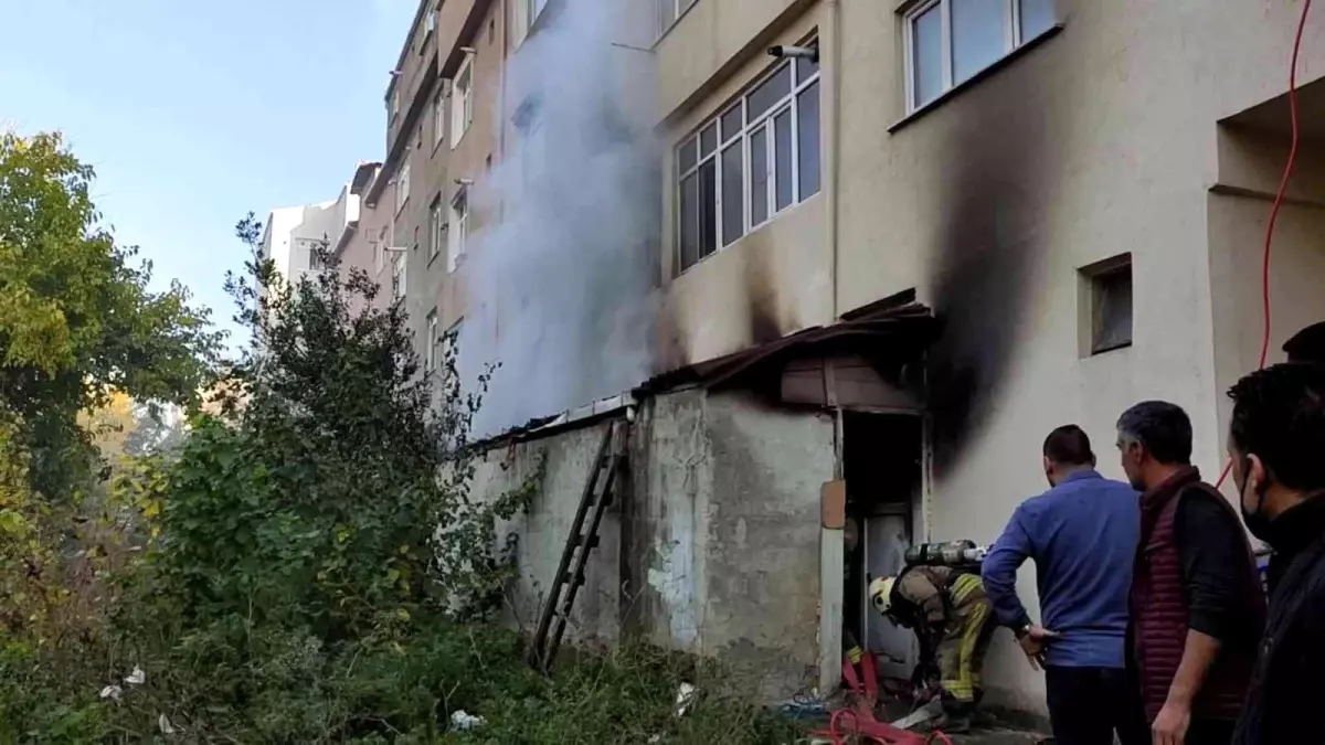 Son dakika haberleri! Sultangazi\'de ayakkabı imalathanesinde yangın çıktı