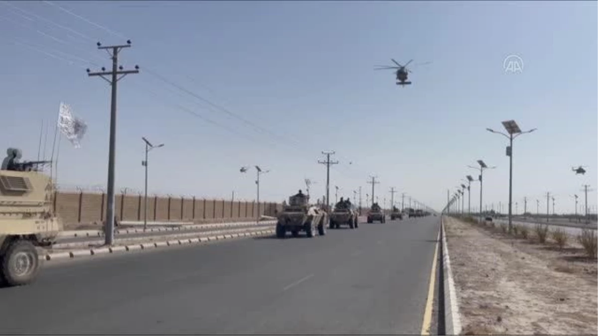 Taliban Kandahar vilayetinde askeri geçit töreni düzenledi (2)