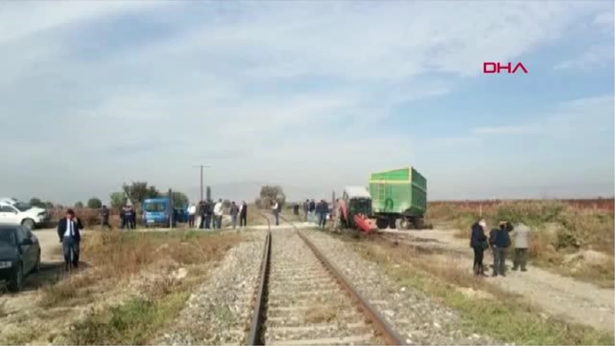 Tren hemzemin geçitte traktöre çarptı; 1 yaralı