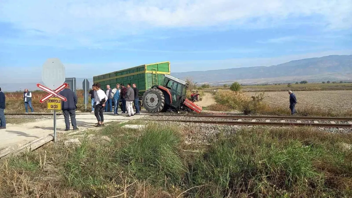 Trenin çarptığı traktörün ön iki tekerleği tarlaya uçtu; 1 yaralı