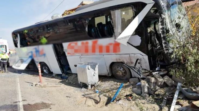 Yolcu otobüsü ile kamyonet kafa kafaya geldi: 1 ölü, 11 yaralı