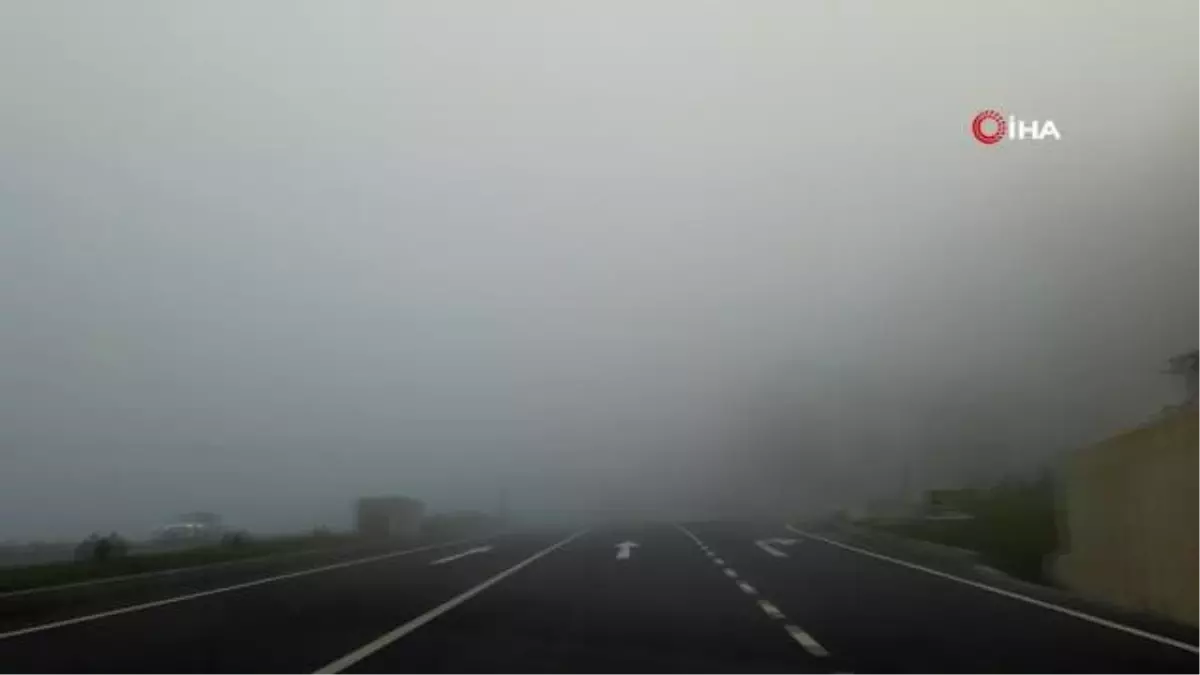 Zonguldak-Ereğli yolunda yoğun sis görüş mesafesini düşürdü