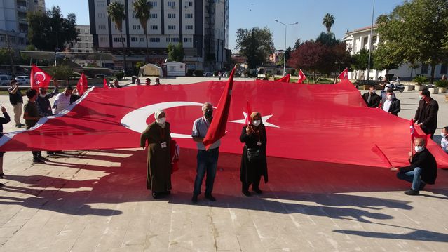 Gazi ve şehit aileleri İYİ Parti binası önüne siyah çelenk bıraktı