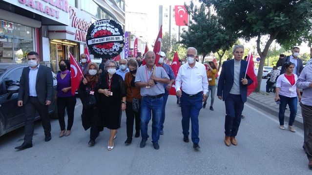 Gazi ve şehit aileleri İYİ Parti binası önüne siyah çelenk bıraktı