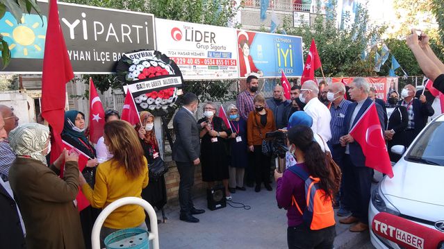 Gazi ve şehit aileleri İYİ Parti binası önüne siyah çelenk bıraktı