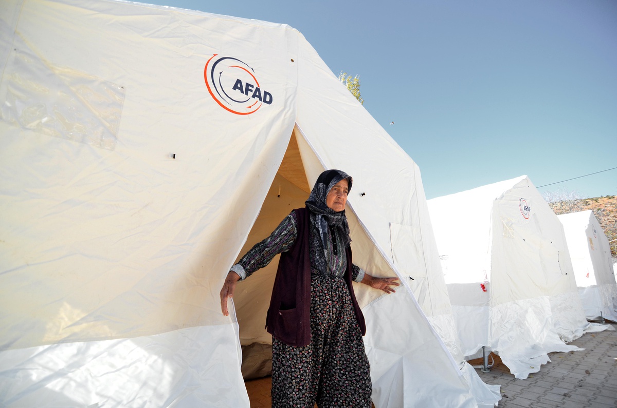 AFAD, Konya\'daki depremden etkilenen mahalleye çadır kurdu