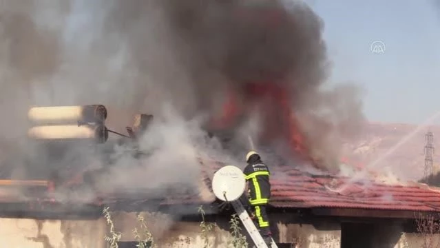 Ailesiyle tartışan kişinin evi ateşe verdiği iddiası