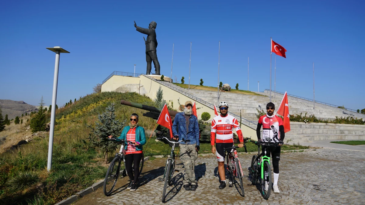 Atatürk\'ü anmak için yola çıkan Bisiklet İnisiyatifi Grubu üyeleri Polatlı\'ya ulaştı