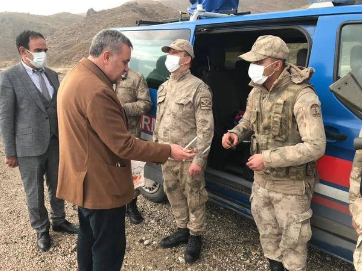 Baskil Belediye Başkanı Akmurat, jandarma kontrol noktasını ziyaret etti