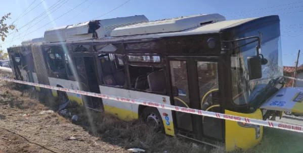 İçi yolcu dolu otobüs, çarpmamak için manevra yaptı: 17 yaralı