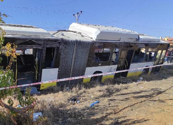 İçi yolcu dolu otobüs, başka araca çarpmamak için manevra yaptı: 17 yaralı