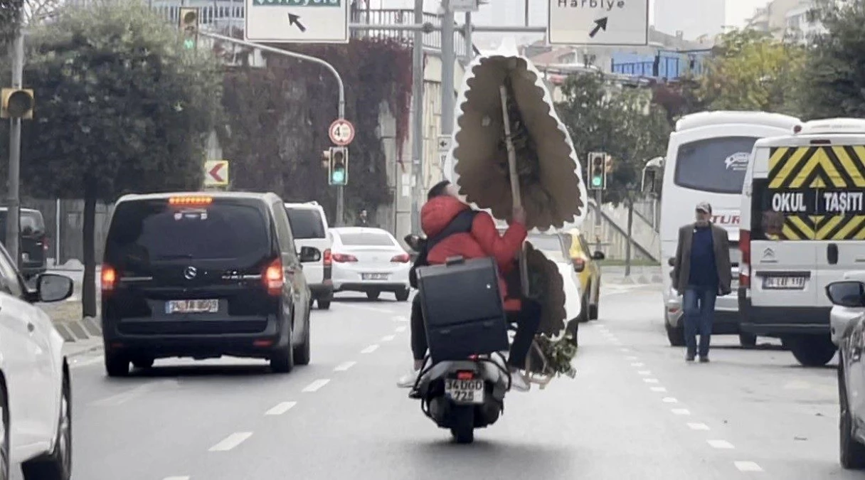 Beyoğlu\'nda motosiklet üstünde çelenkli yolculuk kamerada
