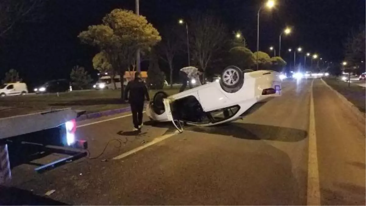 ÇEVREYOLUNDA KAVŞAĞI GEÇİNCE GERİ GELEN KAMYONETİN SÜRÜCÜSÜ KAZAYA YOL AÇTI; 4 YARALI