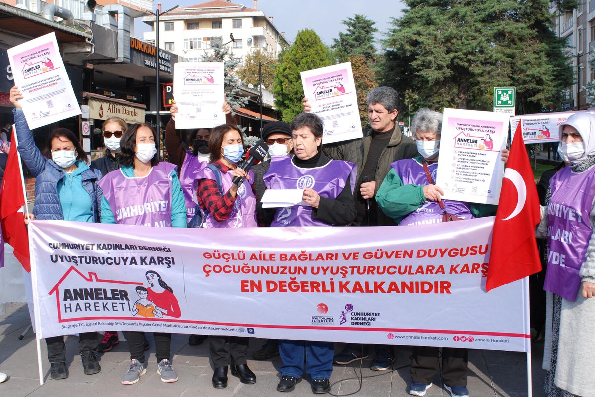 Cumhuriyet Kadınları Derneği\'nden "Madde Bağımlılığına Karşı Anneler Hareketi"
