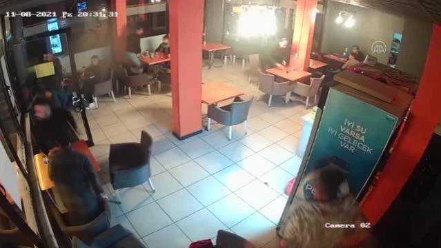 Deprem anı kafenin güvenlik kamerasına yansıdı