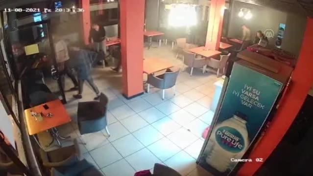 Deprem anı kafenin güvenlik kamerasına yansıdı
