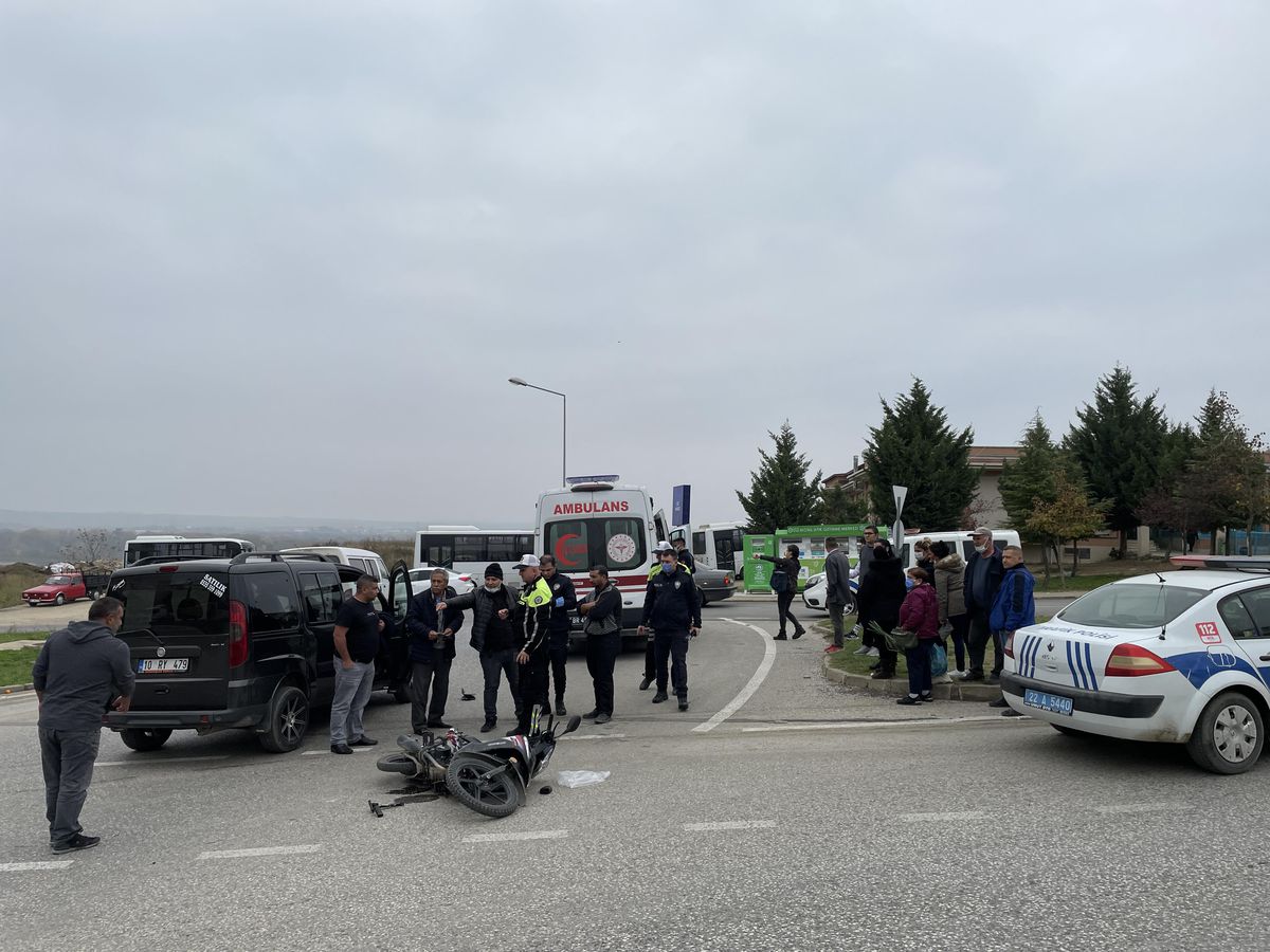 Edirne\'de hafif ticari araçla çarpışan motosikletteki yolcu yaralandı