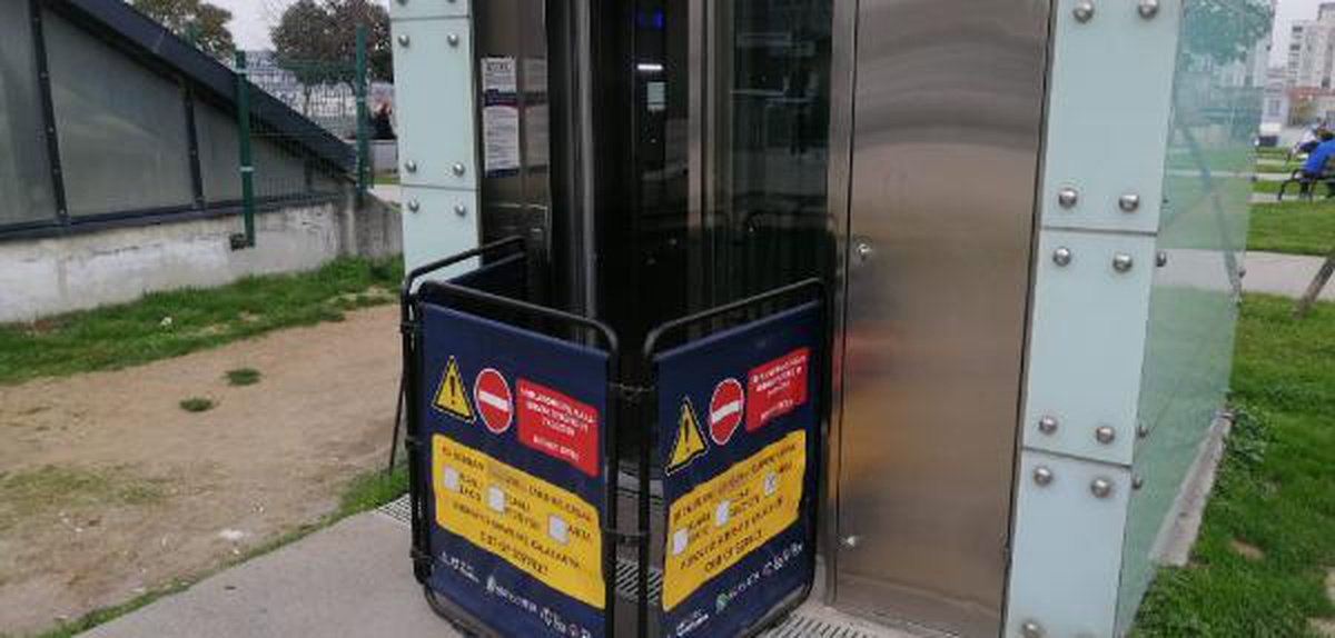 (Ek Bilgi ve Fotoğrafla)Yansımasını gören keçi metro asansörünün camını kırdı