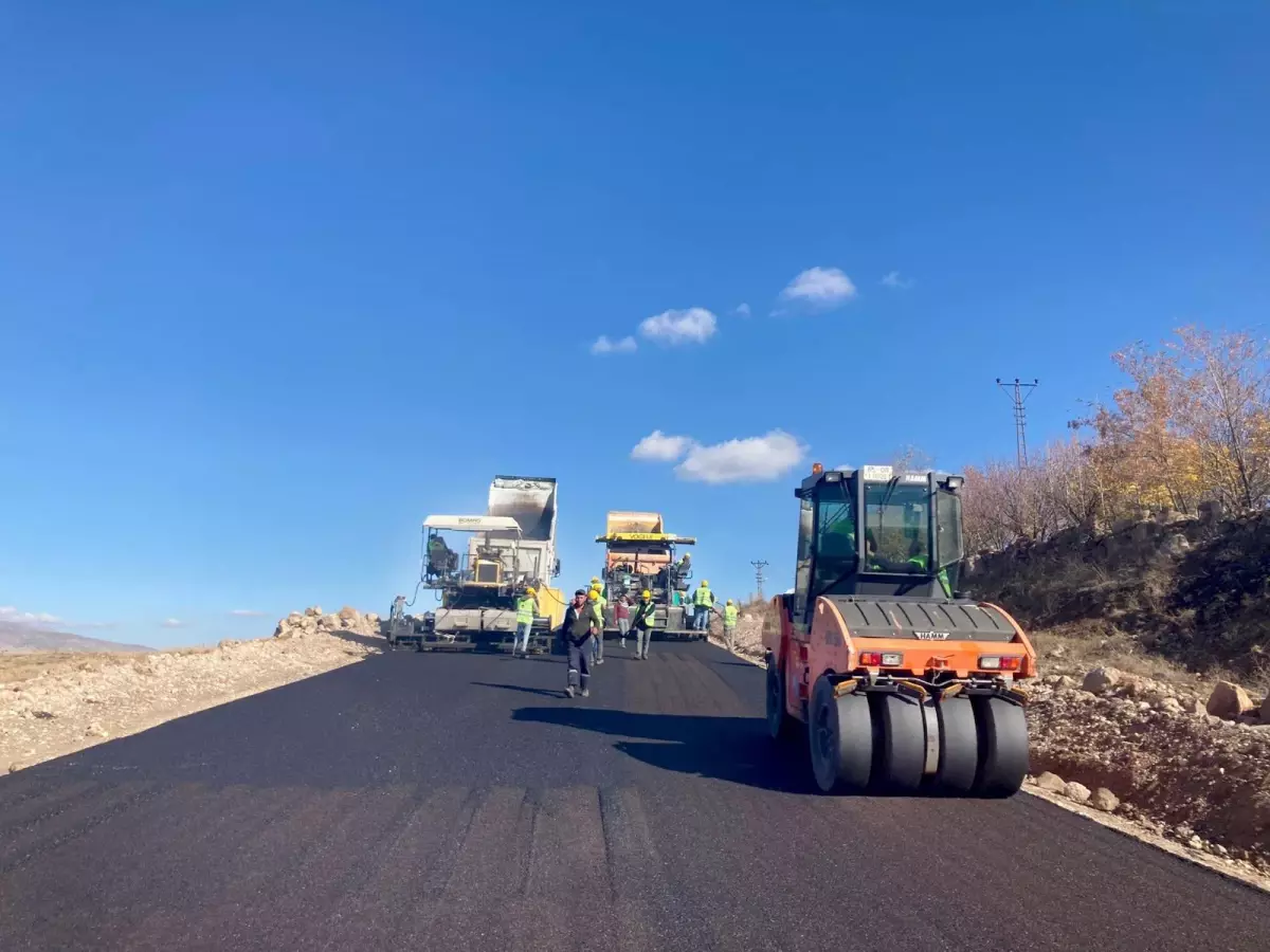 Erciş\'te üç mahallenin yolu asfaltlandı