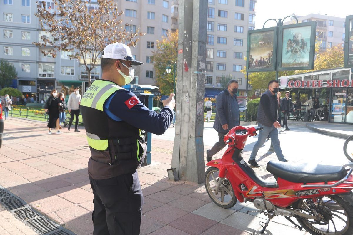 Eskişehir\'de, yayalaştırılmış yollara, giriş yapan kişiler denetlendi