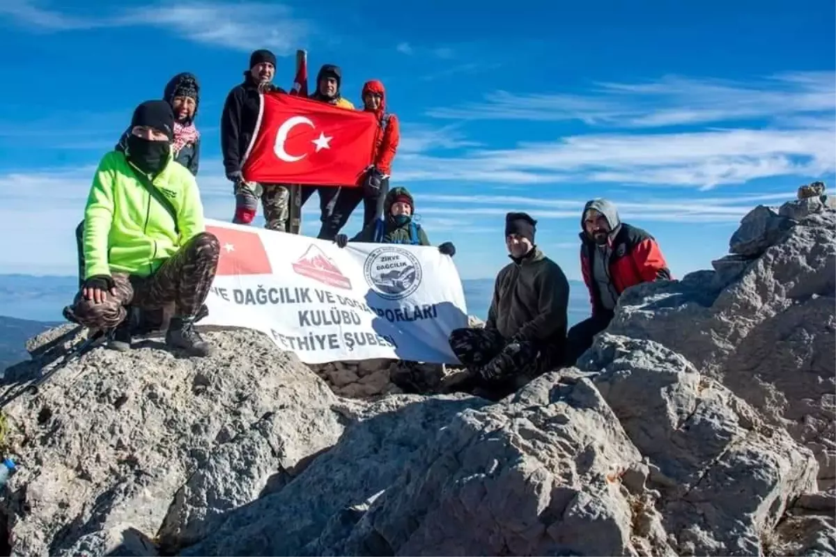 Fethiyeli dağcılardan Ata\'ya saygı yürüyüşü