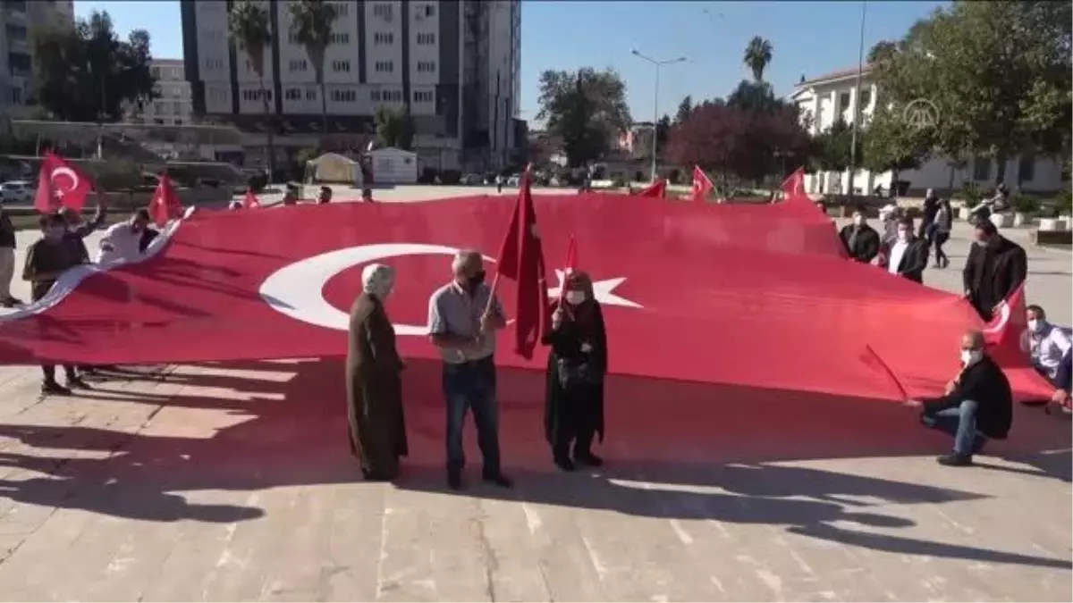 Gazi ve şehit aileleri İYİ Parti binası önüne siyah çelenk bıraktı
