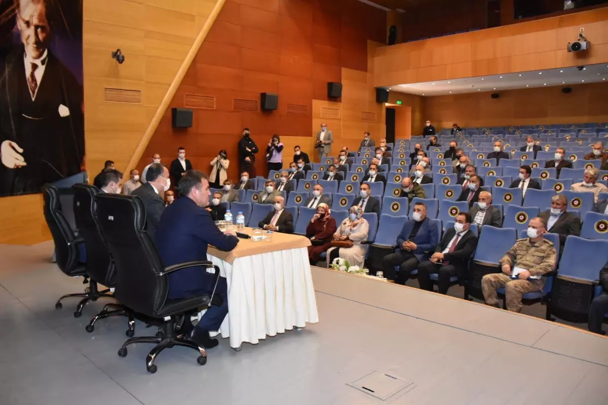 Gümüşhane Valisi Kamuran Taşbilek, muhtarlarla bir araya geldi