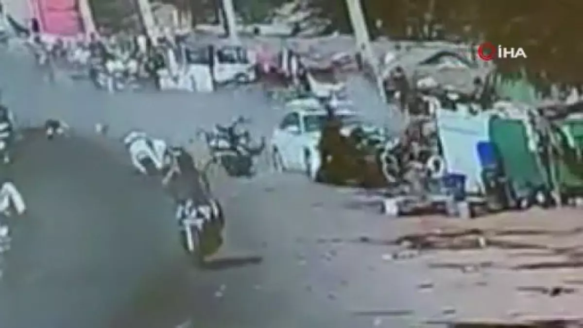 Son dakika haber: Hindistan\'da araç motosikletlere daldı: 3 ölü, 8 yaralı