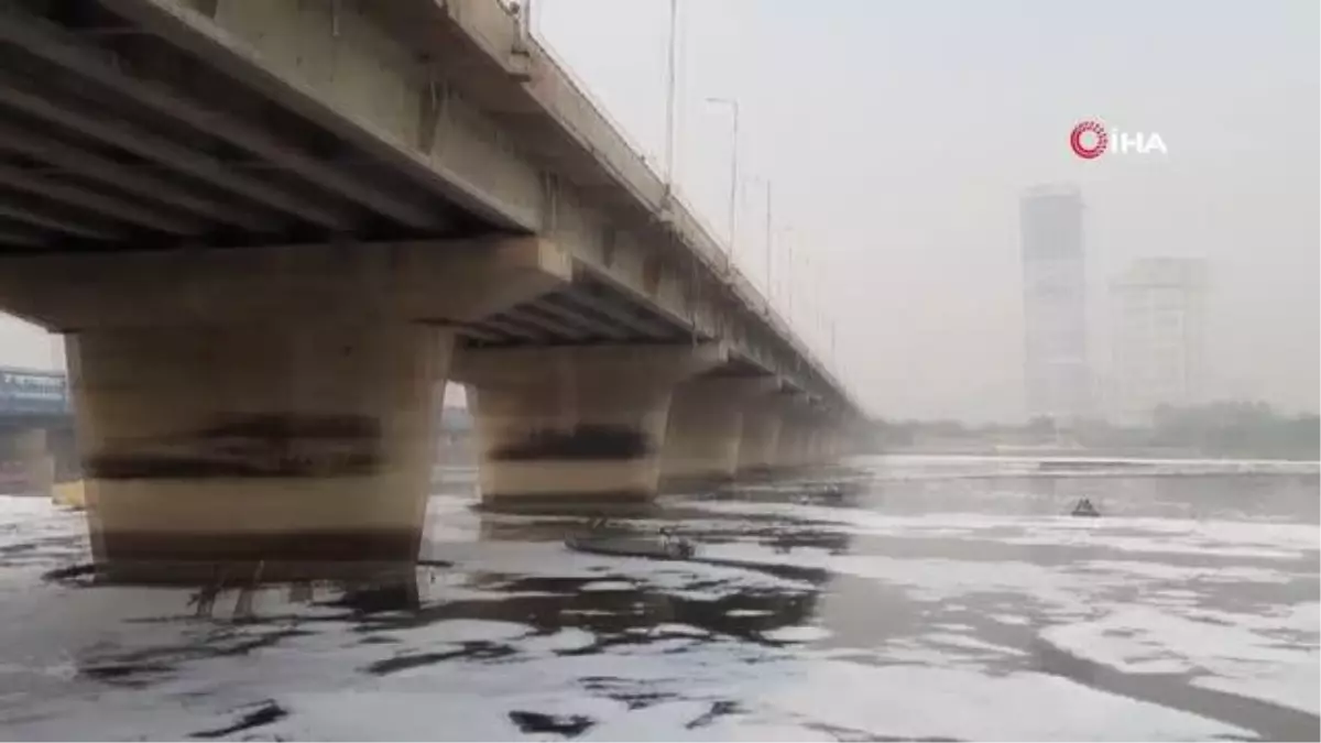 Hindistan\'da Yamuna Nehri zehirli köpükle kaplandı