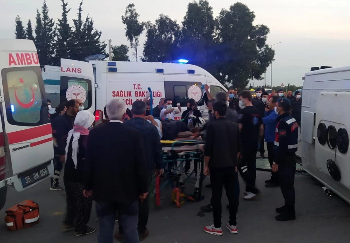 İzmir\'de mandalina işçilerini taşıyan iki midibüs çarpıştı: 5\'i ağır 45 yaralı