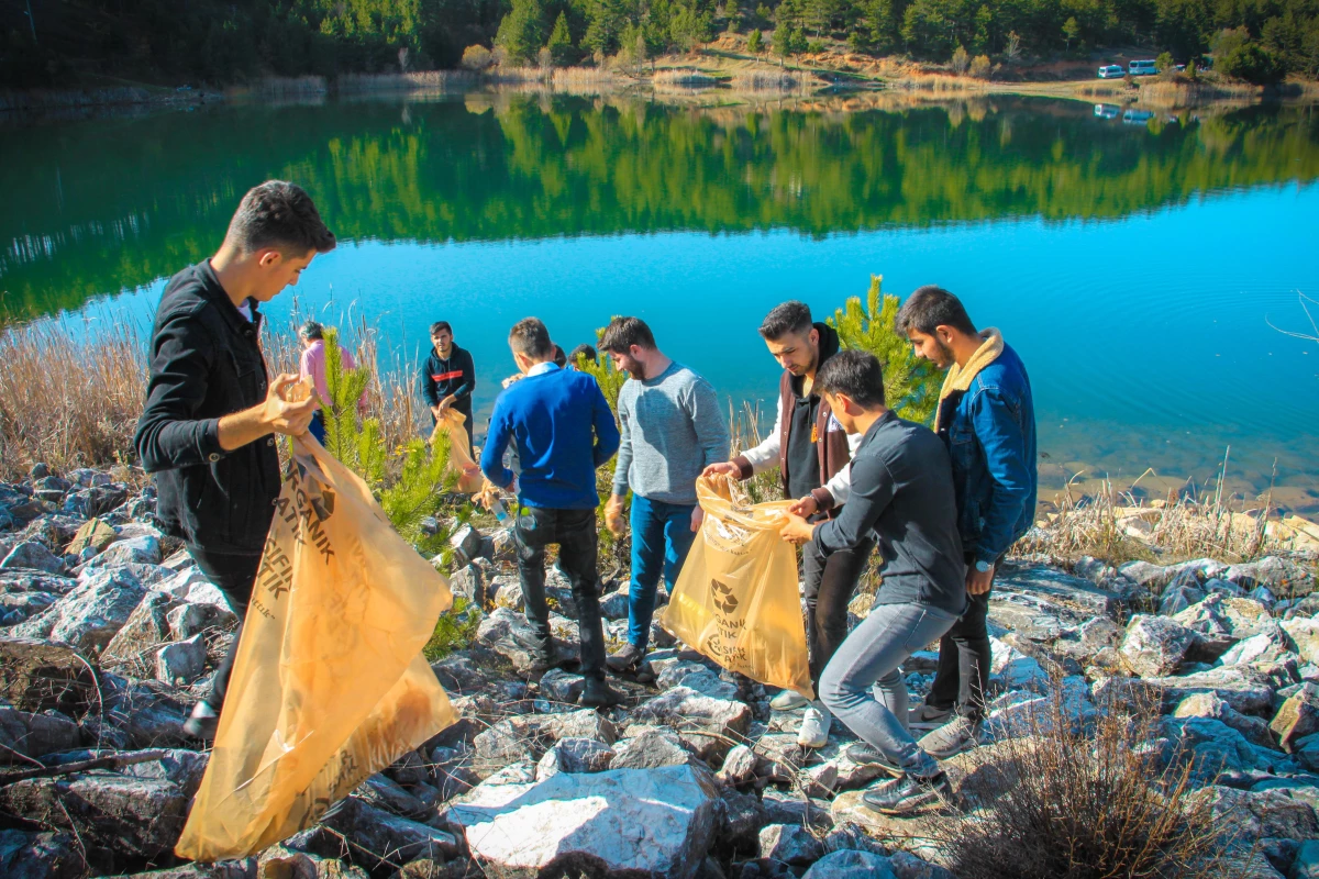Kastamonu\'da üniversite öğrencileri gölet çevresinde çevre temizliği yaptı