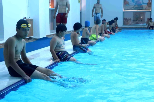 Kayapınar'da 4 bin 595 öğrenci yüzme öğrendi