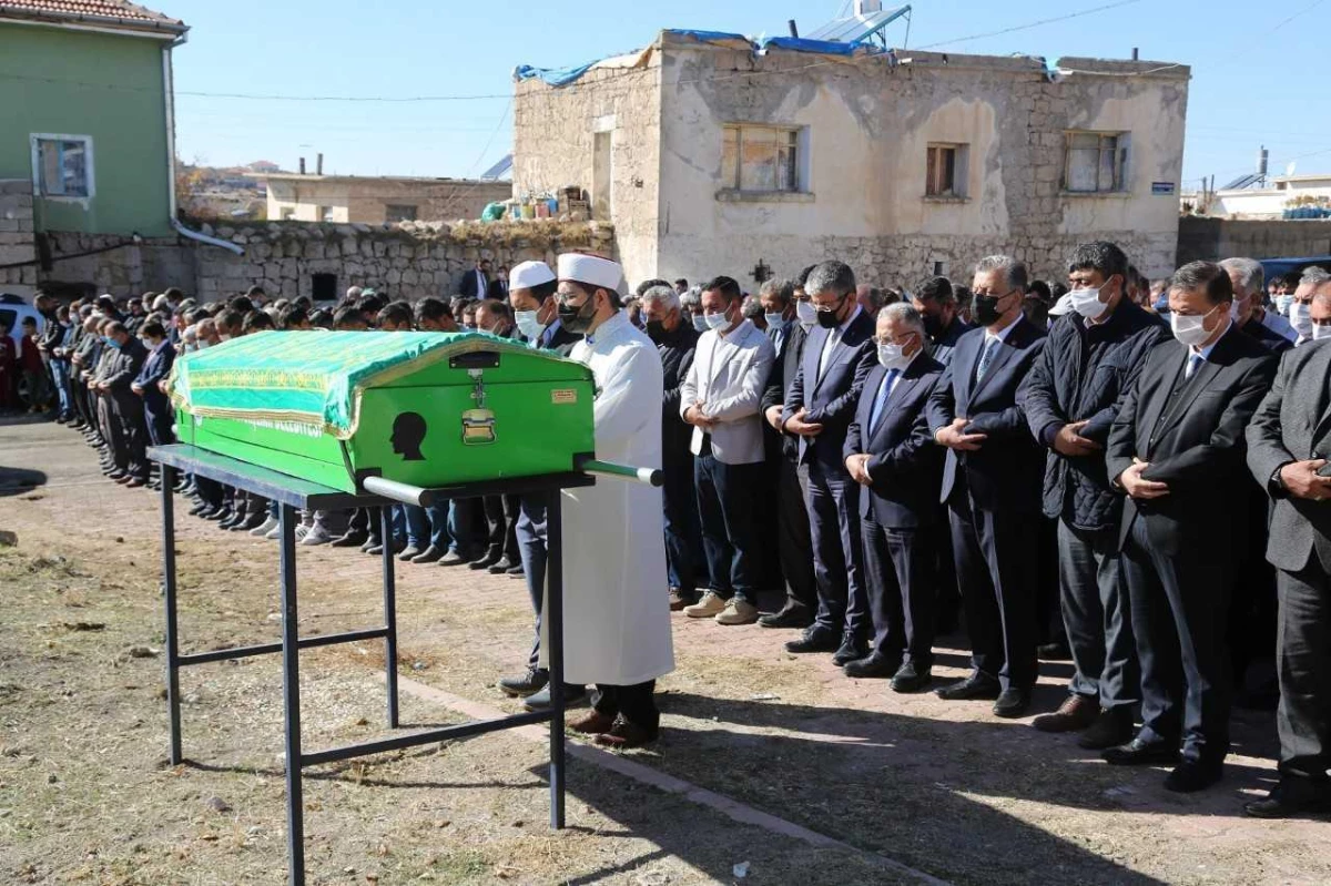 Son dakika... Kazada ölen AK Parti Yeşilhisar Belediye Meclis Üyesi Çakır\'ın cenazesi defnedildi