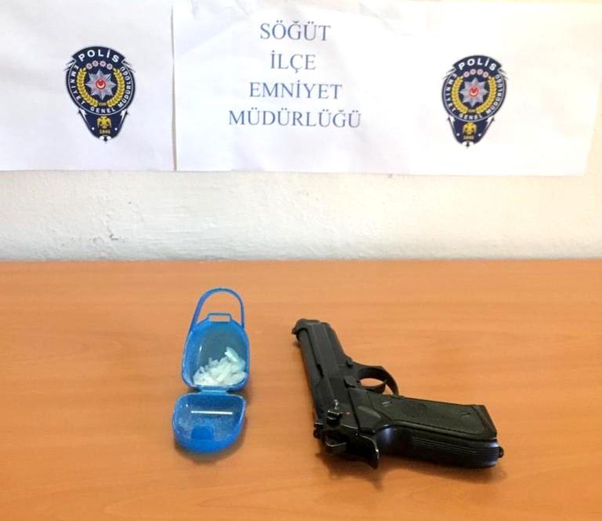 Kazaya karışan araçta tabanca ve uyuşturucu madde çıktı